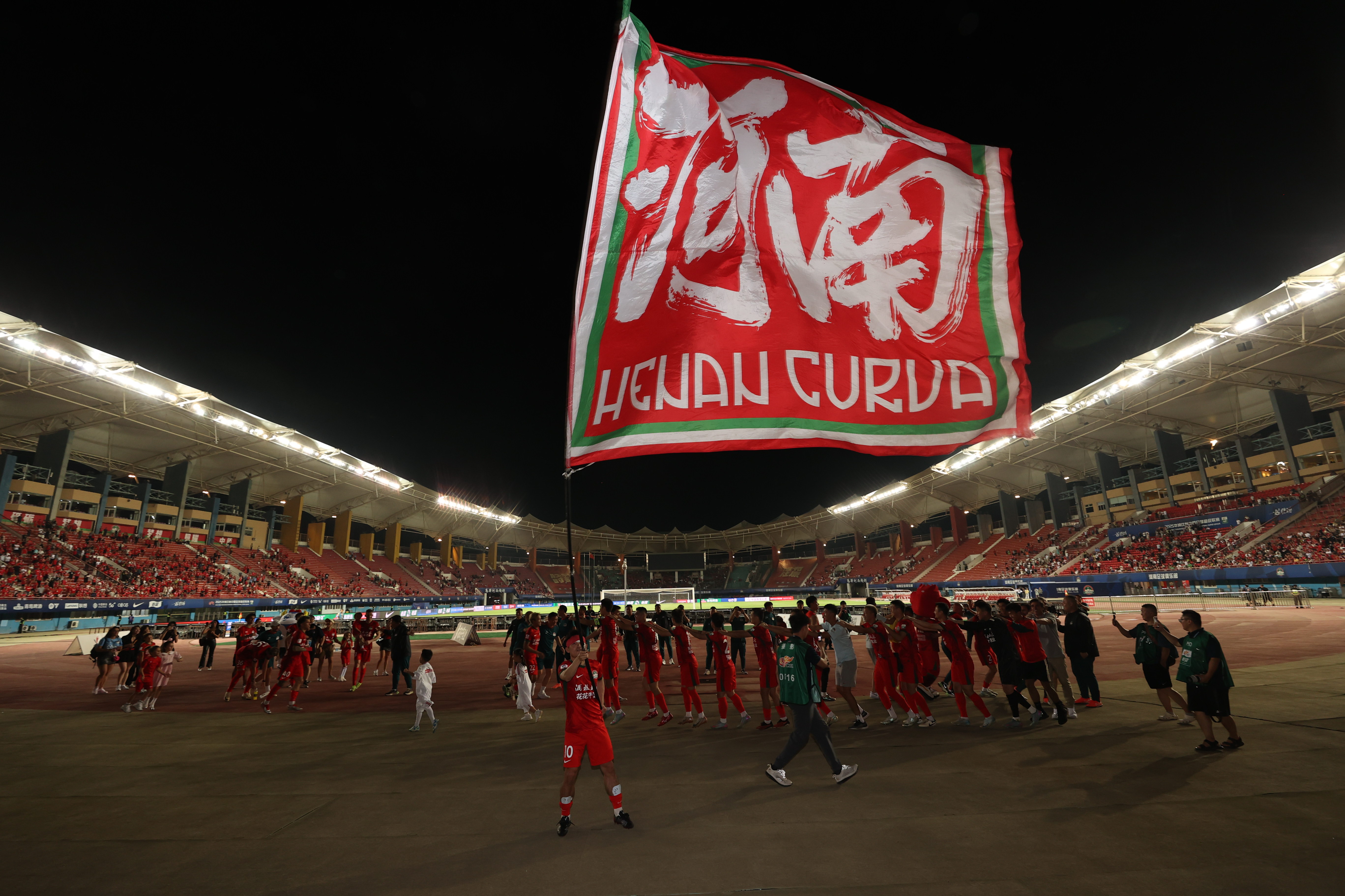 包含今晚皇家社会防线松动：CBA季后赛节点到来，赛场秩序良好，赛程密集仍需轮换的词条